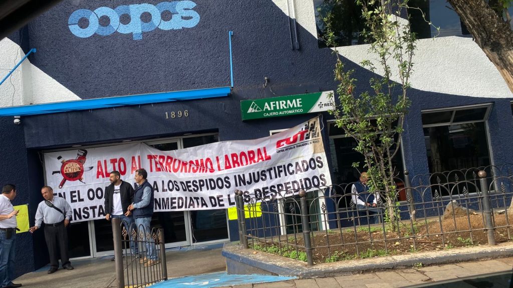 Protestan trabajadores frente al OOAPAS por presuntos despidos injustificados 9d000550 e281 45bd 9130 ac306c12d40c