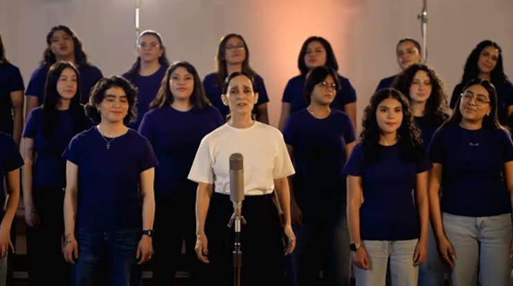 Julieta Venegas divide opiniones con “La niña futbolista” rumbo al Mundial 2026 unnamed